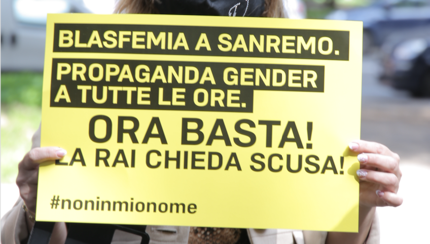Flash mob alla Rai di Milano. Politici locali: «Dovremmo pagare il canone per blasfemie e gender?» 1